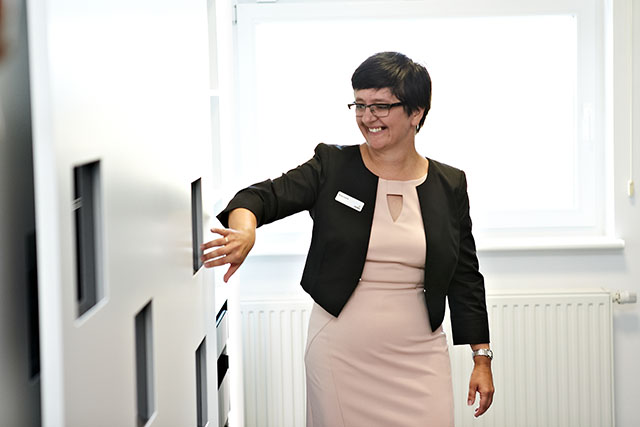Beata Lasota: W Polsce też pozwalamy dotykać mebli klientom, którzy są zachwyceni, że fronty bez uchwytów reagują na ich dotyk i same się otwierają. Fot. Hettich