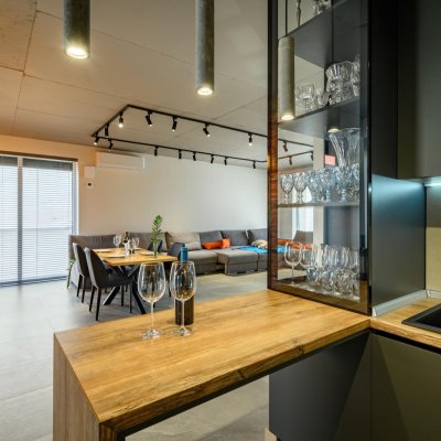Industrialna kuchnia z elementami cegły na ścianie